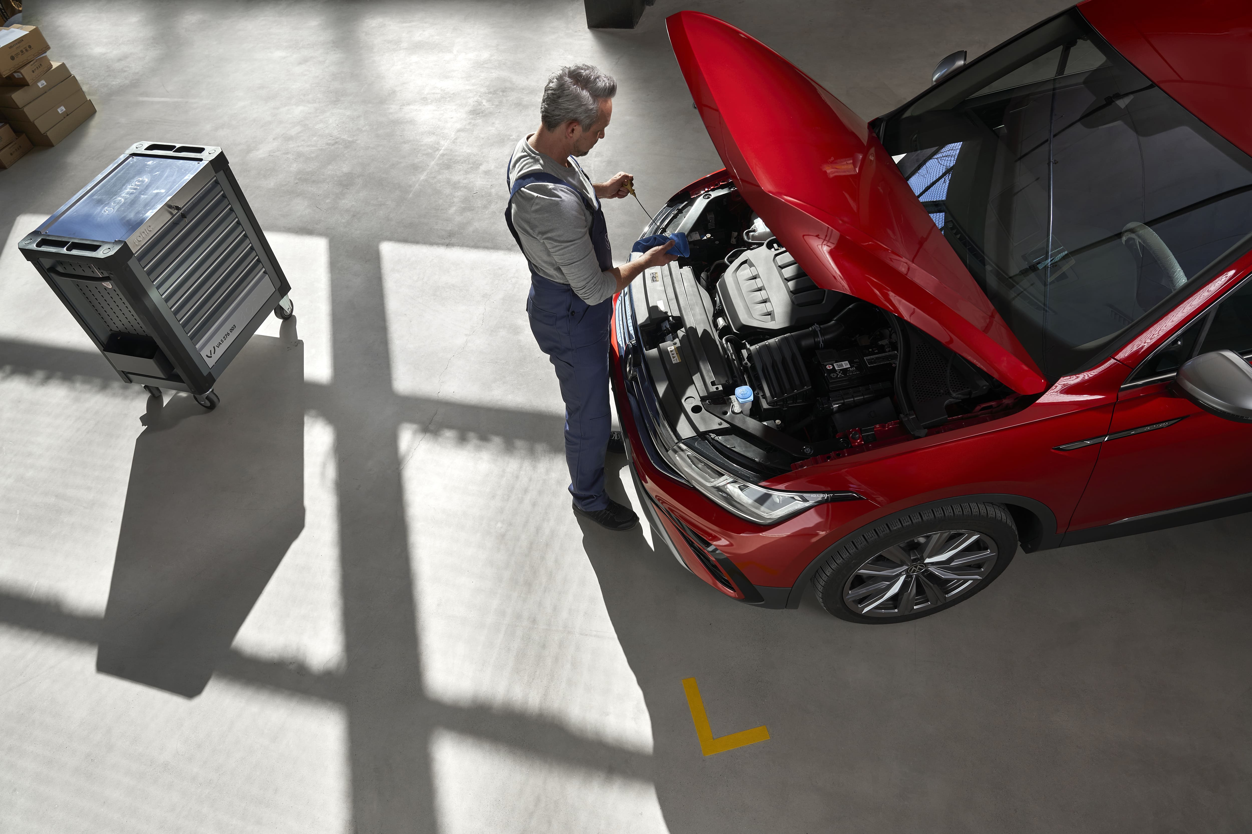 Tecnico Volkswagen che esegue un tagliando